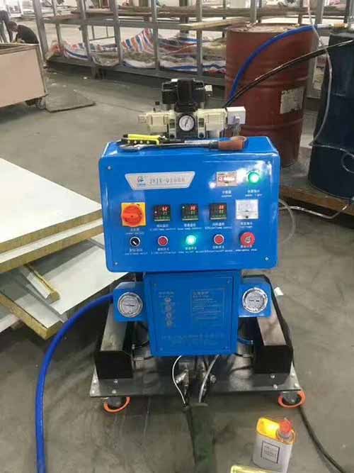 管道防腐材料聚脲用什么機器施工光滑?(圖1) 噴涂聚脲設(shè)備